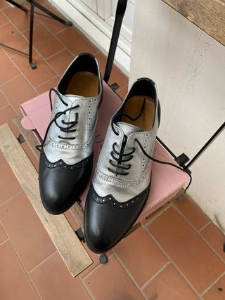 Zapatos tipo inglés plateados y negros