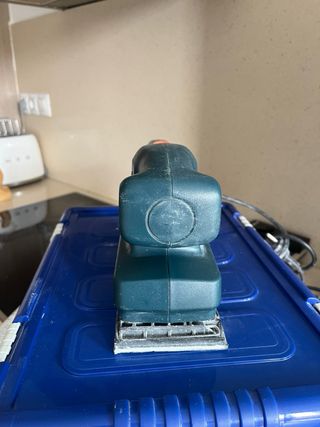 Lijadora de banda Black & Decker