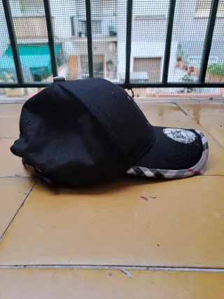 Gorra Burberry Negra con Logo TB