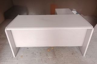 4 Tavolo da ufficio con ali, ripiano e cassettiera