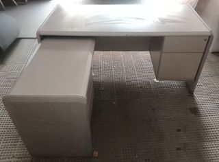 4 Tavolo da ufficio con ali, ripiano e cassettiera