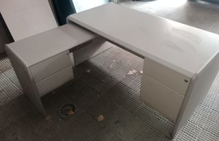 4 Tavolo da ufficio con ali, ripiano e cassettiera