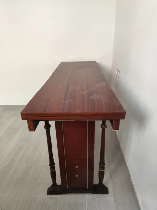 Mesa de comedor de madera oscura