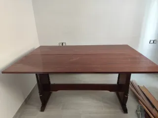 Mesa de comedor de madera oscura