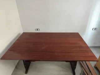 Mesa de comedor de madera oscura