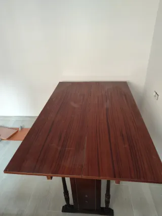 Mesa de comedor de madera oscura