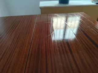 Mesa de comedor de madera oscura