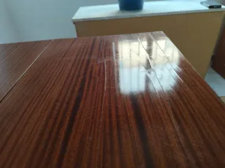Mesa de comedor de madera oscura