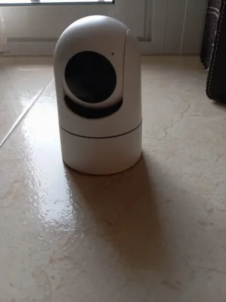 Cámara de vigilancia blanca