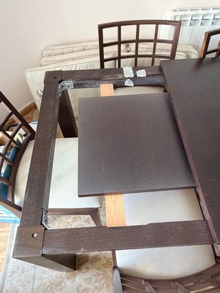 Aparador, mesa extensible y 6 sillas. De La Oca