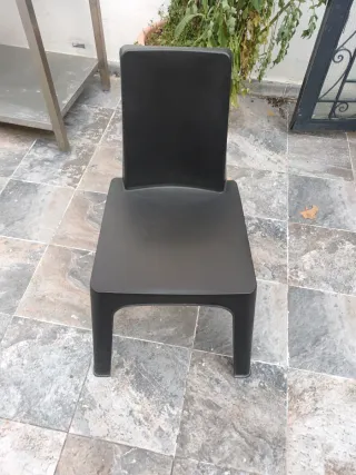 Silla de plástico negra interior/exterior