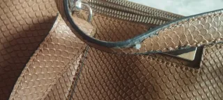 Bolso de mano piel efecto serpiente Parfois