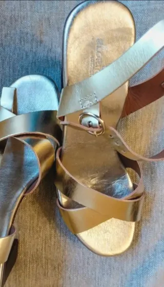 Sandalias Gloria Ortiz doradas tacón plataforma