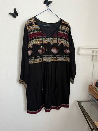 Vestido étnico negro y multicolor