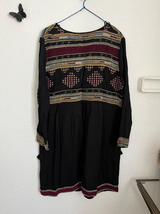 Vestido étnico negro y multicolor
