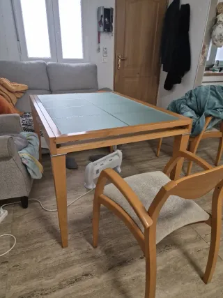 Mesa de salón con sillas