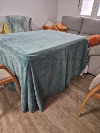 Mesa de salón con sillas