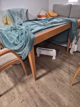 Mesa de salón con sillas