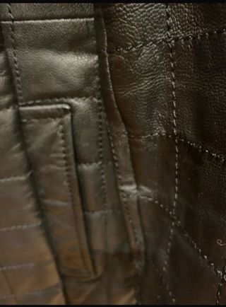 Chaquetón de cuero negro acolchado