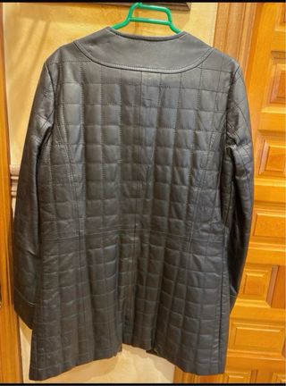 Chaquetón de cuero negro acolchado