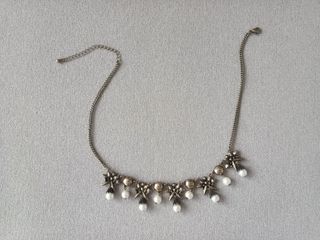 Collar piedras y perlas sintéticas dorado