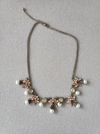 Collar piedras y perlas sintéticas dorado