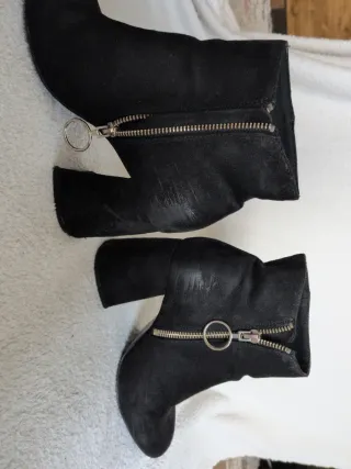 Botines negros con cremallera