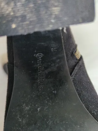 Botines negros con cremallera