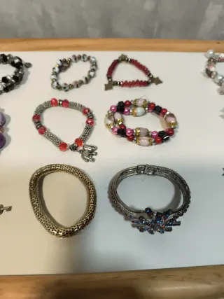 Pulseras de plata y rojas