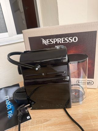 Cafetera Nespresso Delonghi Inissia Negra.