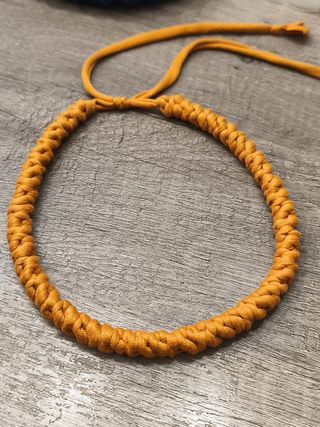 Collana intrecciata a uncinetto regolabile