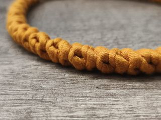 Collana intrecciata a uncinetto regolabile