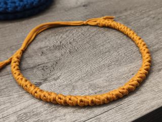 Collana intrecciata a uncinetto regolabile