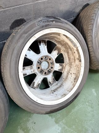 Llantas BMW E46 17' con neumáticos.