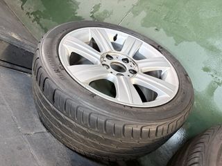 Llantas BMW E46 17' con neumáticos.
