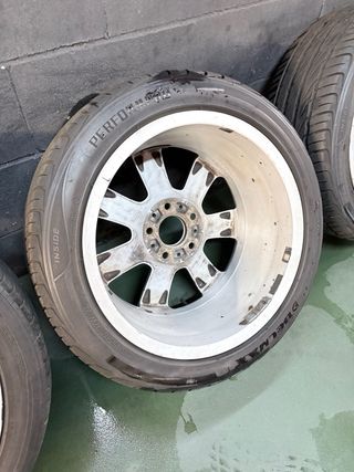 Llantas BMW E46 17' con neumáticos.