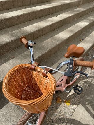 Bicicleta infantil rosa con cesta