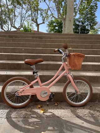 Bicicleta infantil rosa con cesta