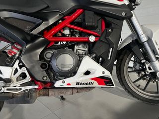 Benelli BN251 Naked Blanca y Roja