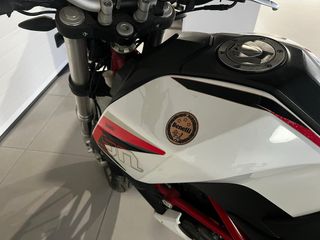 Benelli BN251 Naked Blanca y Roja