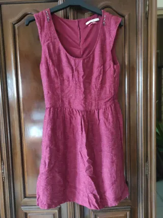 Vestido burdeos con detalle tachuelas