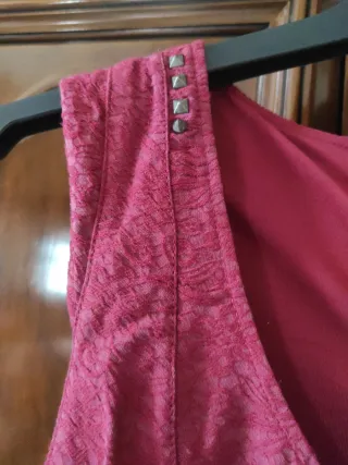 Vestido burdeos con detalle tachuelas