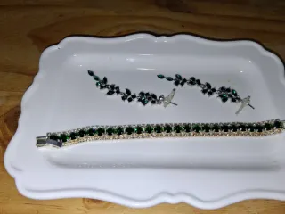 Pulsera y pendientes brillantes verdes