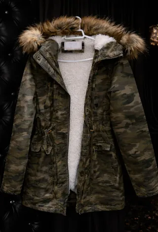Abrigo camuflaje con forro sherpa