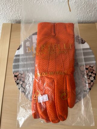 Guantes de piel naranjas perforados