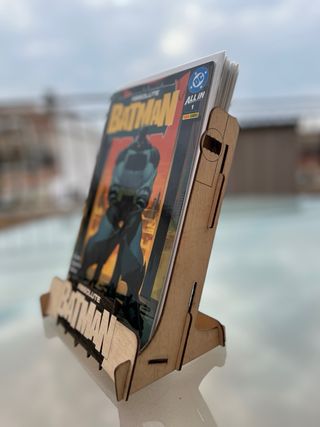 Expositor de Cómics Absolute Batman (DC)