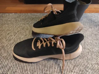 Zapatillas deportivas negras y beige