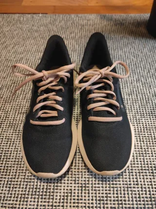 Zapatillas deportivas negras y beige