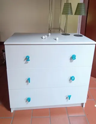 Cassettiera bianca 3 cassetti con pomelli colorati