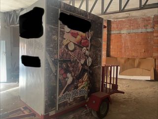 Remolque refrigerado para catering y eventos.
